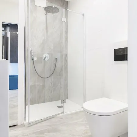 Perfectely Located With Free Parking Apartment Poznan