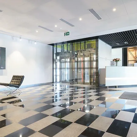 Perfectely Located With Free Parking Apartament