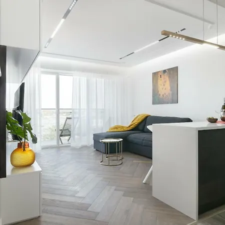 Perfectely Located With Free Parking Apartment Poznan