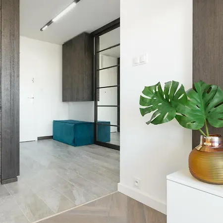 Perfectely Located With Free Parking Apartment *